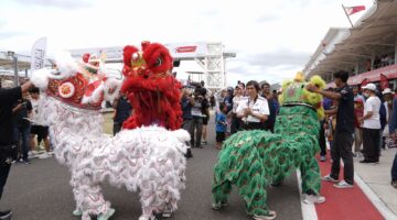 Atraksi Budaya Iringi Kemenangan Indonesia pada ARRC Round 4 di Mandalika