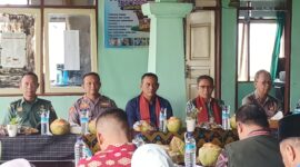 POTO: Kepala Dinas Pertanian Ir Kamrin (Tengah). Camat Praya Tengah Muhamad Saleh S,sos, ( Kiri ). Kapolsek Praya Tengah IPTU Agus Prayitno (Pojok kiri) sekertaris Dinas pertanian (Kanan) Kabid Pertanian dan peternakan Bq Ririn (pojok Kanan). |Photo Rossi|