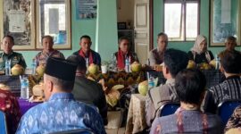 POTO: Kepala Dinas Pertanian Ir Kamrin (Tengah). Camat Praya Tengah Muhamad Saleh S,sos, ( Kiri ). Kapolsek Praya Tengah IPTU Agus Prayitno (Pojok kiri) sekertaris Dinas pertanian (Kanan) Kabid Pertanian dan peternakan Bq Ririn (pojok Kanan). |Photo Rossi|