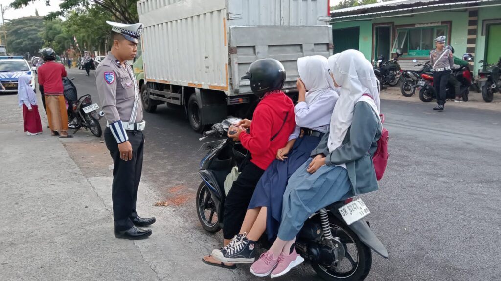 Razia, pelajar tidak menggunakan Helm dan Berboncengan lebih dari satu