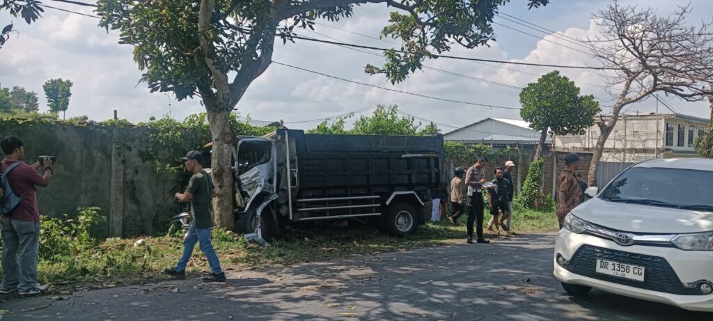 Photo///Petugas SatLantas Oleh TKP. Mobil Rinsek